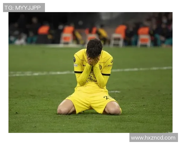 足球球星在赛场失利后的孤独与悲伤瞬间，展现无言的痛苦与坚持